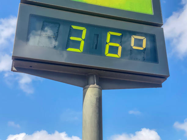 istock 36 degrees celsius in the city 1604421775