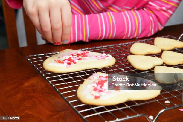 Decorando Valentinescookies - Fotografias de stock e mais imagens de Bolacha - Bolacha, Dia dos Namorados, Criança