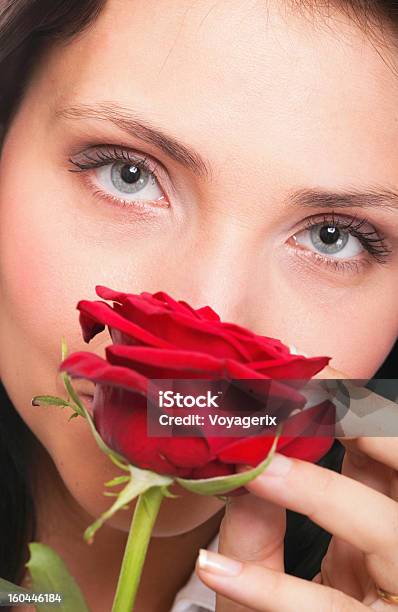 Крупным Планом Портрет Привлекательной Молодой Женщины Держа Красная Роза — стоковые фотографии и другие картинки Вертикальный