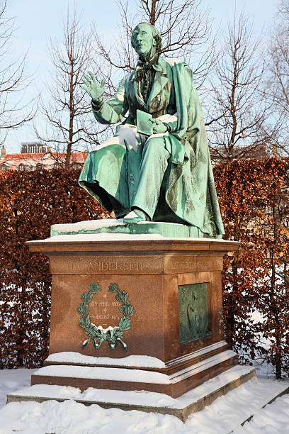 hans христианский андерсон знаменитый поэт в зимний - denmark copenhagen hans christian andersen statue стоковые фото и изображения