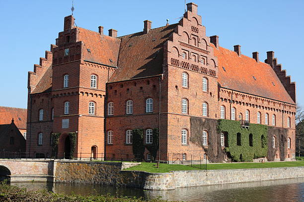 The manor Gisselfeld on Zealand in Denmark was build 1547 - 1575 as a renaissance castle defended by a moat. 