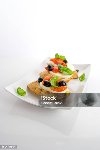 Bruschetta - Fotografie stock e altre immagini di Antipasto - Antipasto, Basilico, Bianco