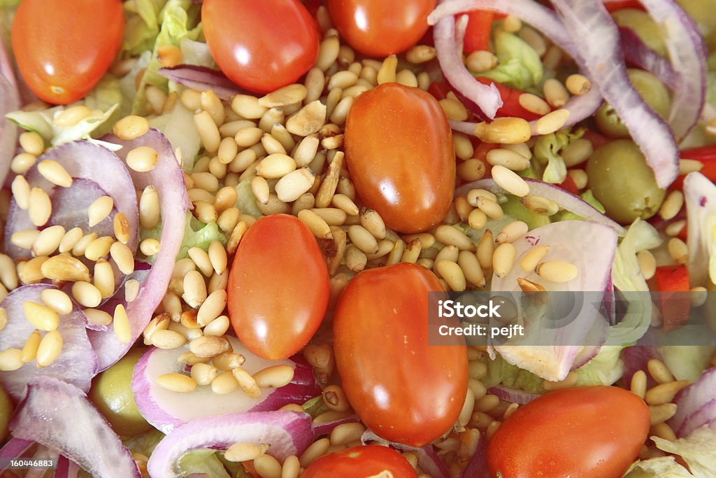 Salada com tomates e pinhões - Royalty-free Azeitona Foto de stock