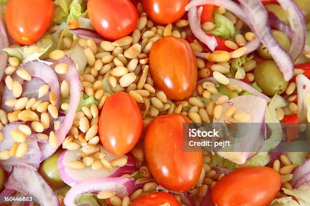 Salada Com Tomates E Pinhões - Fotografias de stock e mais imagens de Azeitona - Azeitona, Cebola, Comida e Bebida
