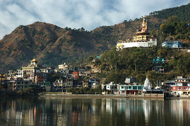 rewalsar lago com estátua dourada de padmasambhava, himachal pradesh, índia - padmasambhava imagens e fotografias de stock