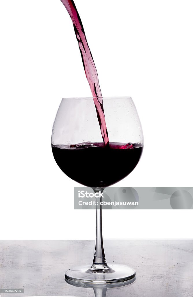 Verter vinho tinto, isolado no fundo branco - Royalty-free Bebida Foto de stock