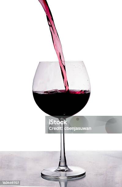 Verter Vinho Tinto Isolado No Fundo Branco - Fotografias de stock e mais imagens de Bebida - Bebida, Bebida Alcoólica, Caule de planta