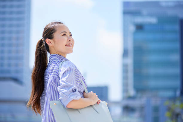 istock Japanese business woman commuting 1604551575