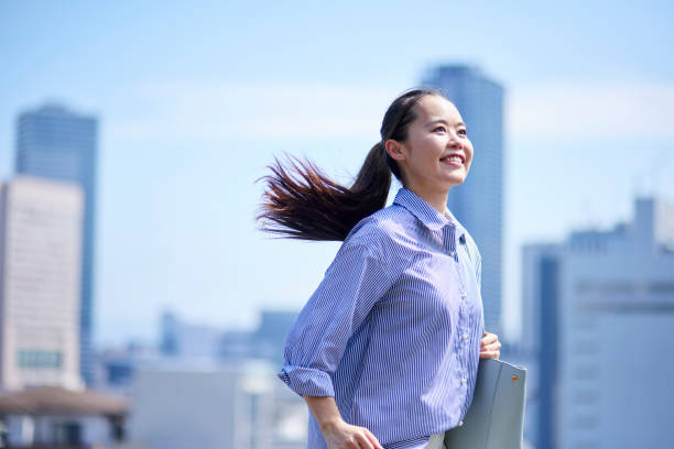 istock Japanese business woman commuting 1604551587