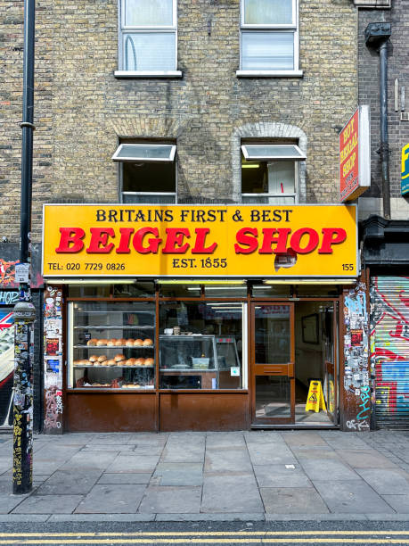 beigel shop, un punto de referencia en brick lane, londres, fundada en 1855 - east london fotografías e imágenes de stock