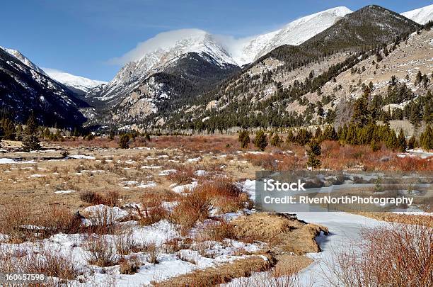 Parque Nacional De Las Montañas Rocosas En Invierno Foto de stock y más banco de imágenes de Aire libre