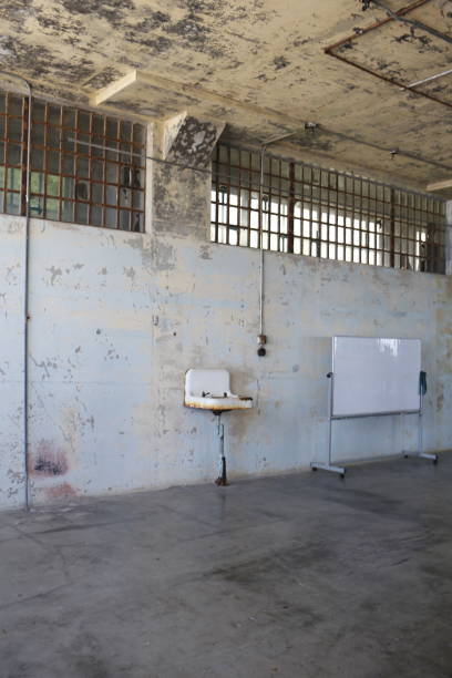 antigo edifício interior abandonado da prisão da prisão de alcatraz em são francisco, califórnia - prison cell door - fotografias e filmes do acervo