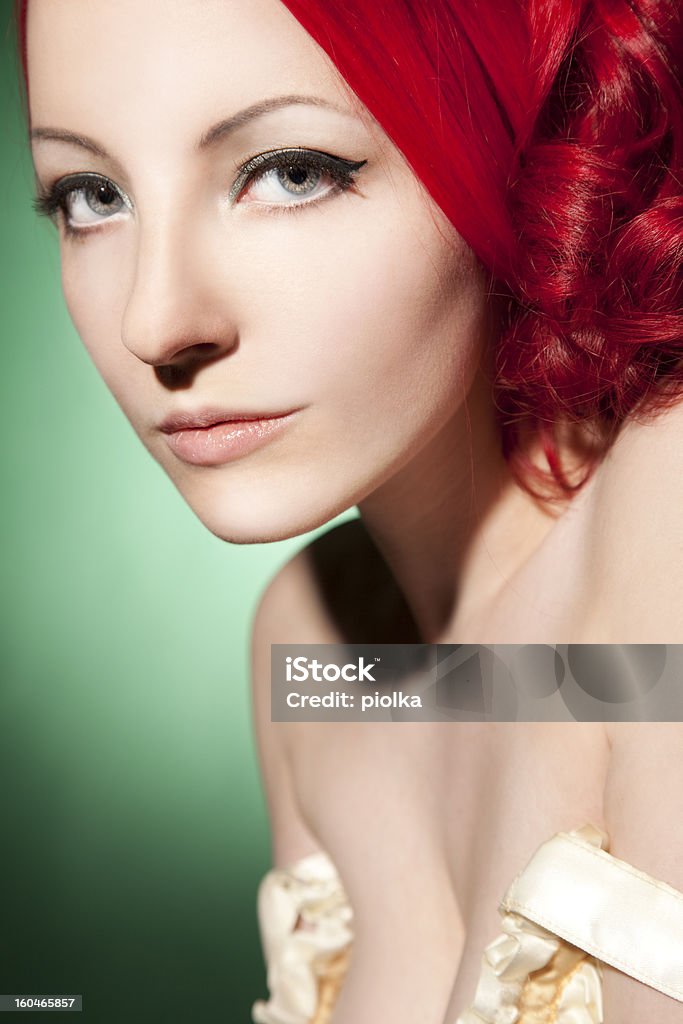 아름다운 여성 인물 사진, 빨강색 꼬불꼬불한 머리 - 로열티 프리 건강한 생활방식 스톡 사진