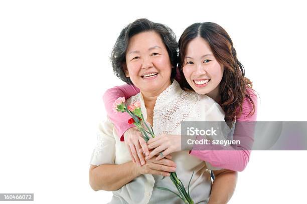 Mujer Mayor Asiática E Hija Foto de stock y más banco de imágenes de Día de la madre - Día de la madre, Etnias asiáticas e indias, Madre