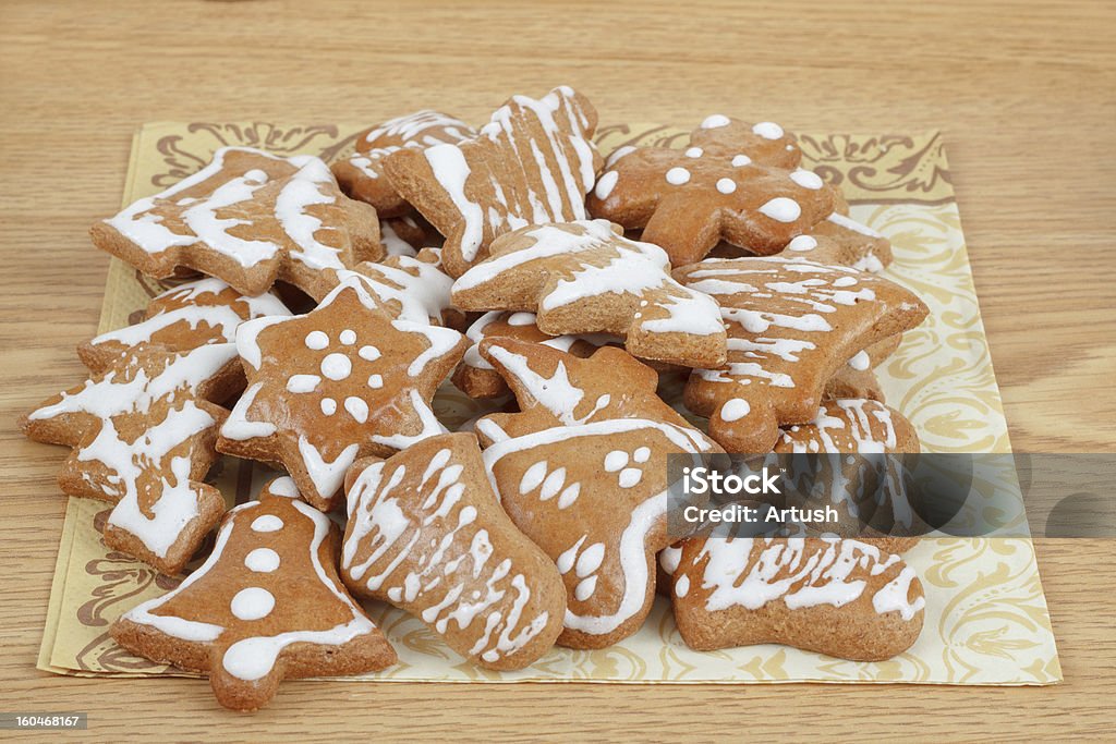 gingerbreads di Natale sul tavolo di legno - Foto stock royalty-free di Biscotto secco