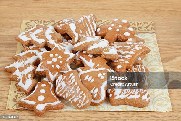 Gingerbreads Di Natale Sul Tavolo Di Legno - Fotografie stock e altre immagini di Biscotto secco - Biscotto secco, Cibo, Composizione orizzontale