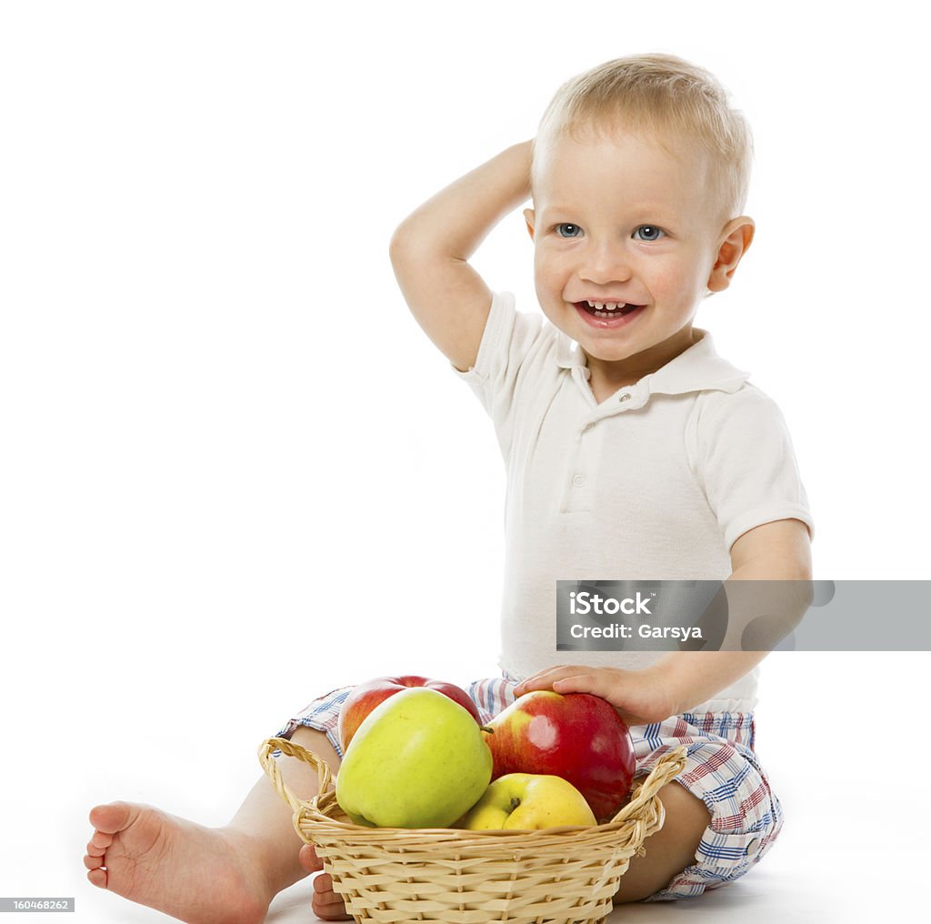 자녀에게 바스켓 사과들 - 로열티 프리 노랑 스톡 사진