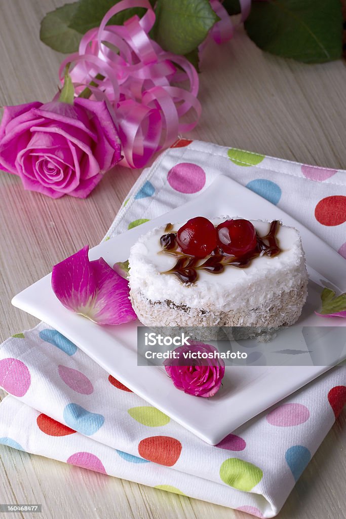 Праздничный торт с вишенками - Стоковые фото Без людей роялти-фри