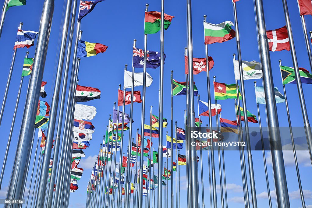 Collection de drapeaux nationaux contre un ciel bleu - Photo de Acier libre de droits