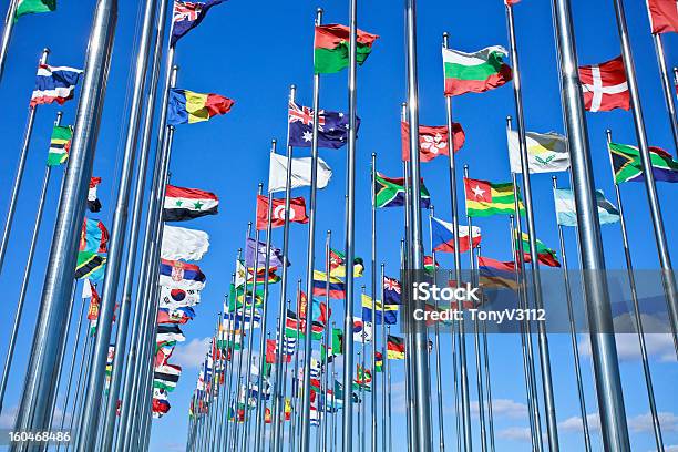 Kolekcja Flagi Międzynarodowe Przeciw Błękitne Niebo - zdjęcia stockowe i więcej obrazów Afryka