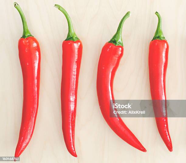 Rojo Chili Peppers Foto de stock y más banco de imágenes de Alimento - Alimento, Calor, Comida sana