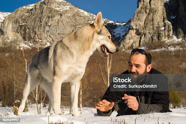 Foto de Homem Com Cachorro Na Floresta De Inverno e mais fotos de stock de 30 Anos - 30 Anos, 30-34 Anos, 35-39 Anos