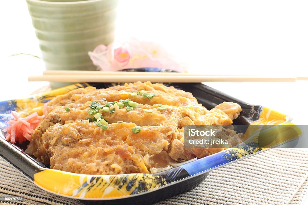 Cucina giapponese, Katsudon sul contenitore di plastica - Foto stock royalty-free di Bacchette cinesi