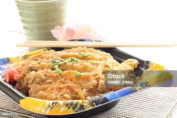 Cucina Giapponese Katsudon Sul Contenitore Di Plastica - Fotografie stock e altre immagini di Bacchette cinesi