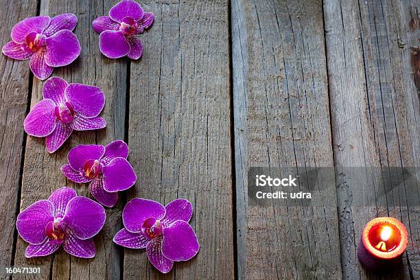 Foto de Orquídeas Em Pranchas De Madeira Fundo Vintage Spa Cosméticos e mais fotos de stock de Aromaterapia