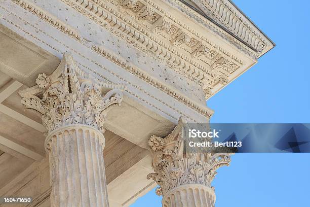 Templo Romano Detalhes Em Nimes Provence França - Fotografias de stock e mais imagens de Antigo - Antigo, Ao Ar Livre, Arcaico