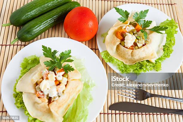 Insalata Di Bollito Verdure Avvolti In Un Pancake - Fotografie stock e altre immagini di Alimentazione sana - Alimentazione sana, Antipasto, Bambù - Materiale