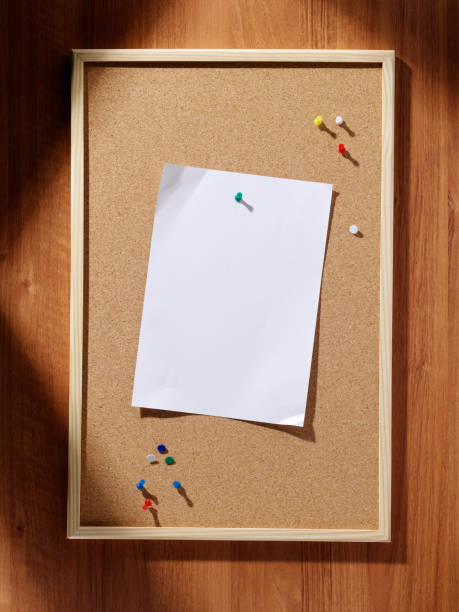 scheda vuota sughero pin della carta - blank bulletin board paper straight pin foto e immagini stock