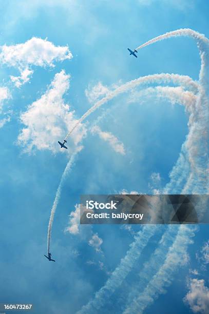 Air Show Akrobatik Stockfoto und mehr Bilder von Kunstflug - Kunstflug, Luftfahrtschau, Flugzeug