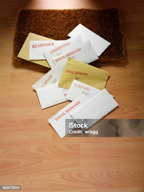Foto de Contas E Envelopes Em Um Andar e mais fotos de stock de Arruinado - Arruinado, Assistência, Atormentado