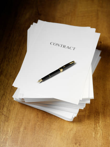 contrat papier - fountain pen manuscript contract efficiency photos et images de collection