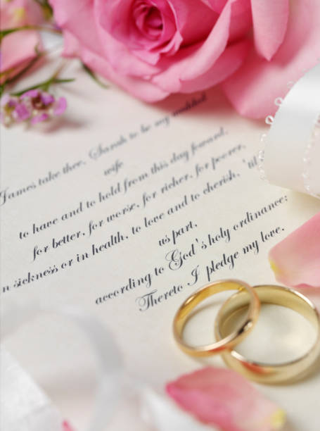 deux anneaux de mariage et une rose rose - handmade paper flower single flower rose photos et images de collection
