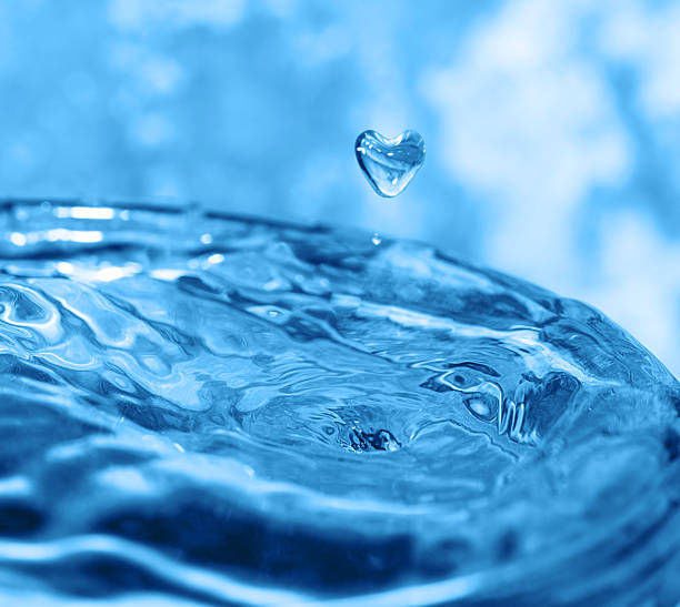istock Water splash with drop in the form of heart 160474132