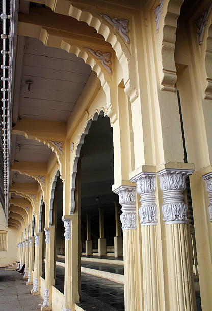 façade de palais de mysore avec des arches de style indo-saracenic. - wodeyar photos et images de collection