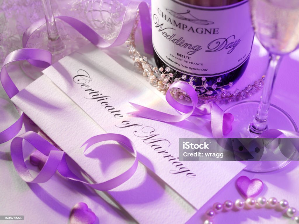 Свидетельство о браке и шампанское в фиолетовый - Стоковые фото Без людей роялти-фри