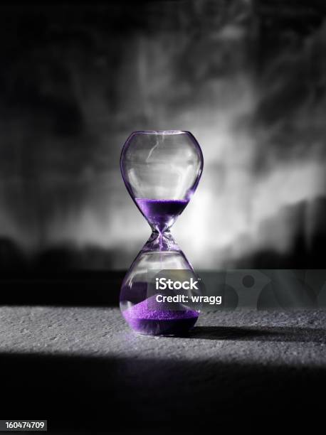 Falling 紫砂の砂時計 - ガラスのストックフォトや画像を多数ご用意 - ガラス, コンセプト, ストレス