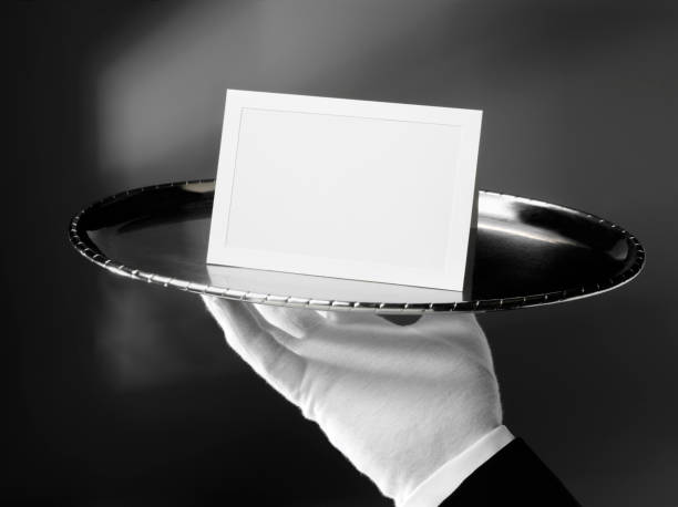 scheda vuota su un vassoio d'argento - serving tray silver plate foto e immagini stock