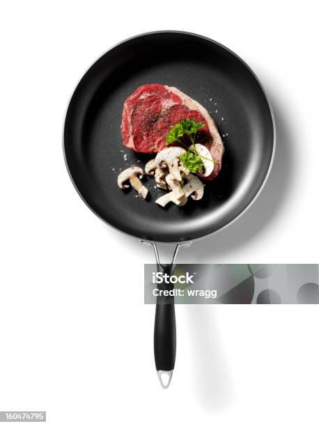 Aislado Mano Humana Un Bistec En Una Sartén Foto de stock y más banco de imágenes de Alimento - Alimento, Bistec, Bistec Porterhouse