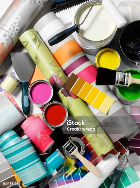 Pinturas Y Su Decoración Foto de stock y más banco de imágenes de Bricolaje - Bricolaje, Cepillo de papel de pared, Cinta métrica