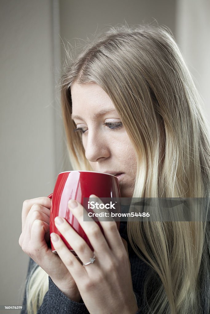 Junge Frau trinkt Kaffee - Lizenzfrei 20-24 Jahre Stock-Foto