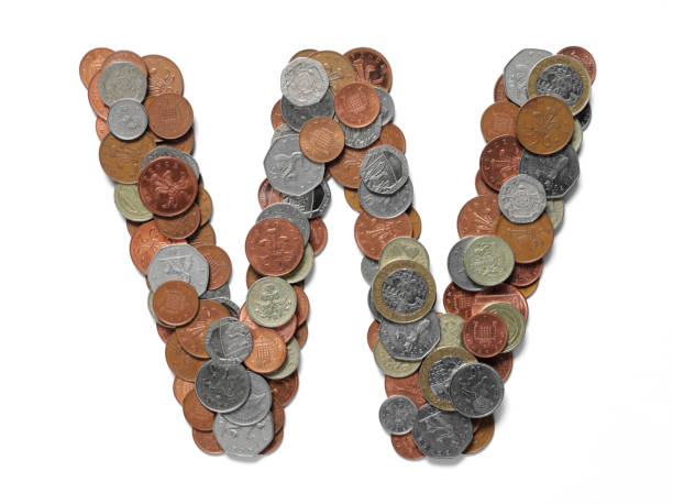 letra m na unidade monetária britânica - two pound coin imagens e fotografias de stock