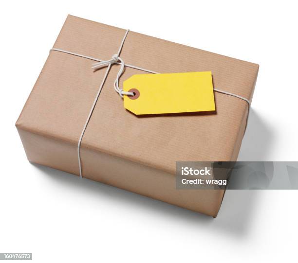 Foto de Yellow Label Envolto Em Uma Embalagem Marrom e mais fotos de stock de Amarelo - Amarelo, Cartão de Presente, Conceito