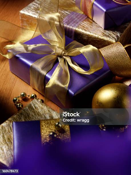 Lila Weihnachten Geschenke Stockfoto und mehr Bilder von Aufregung - Aufregung, Christbaumkugel, Dekoration