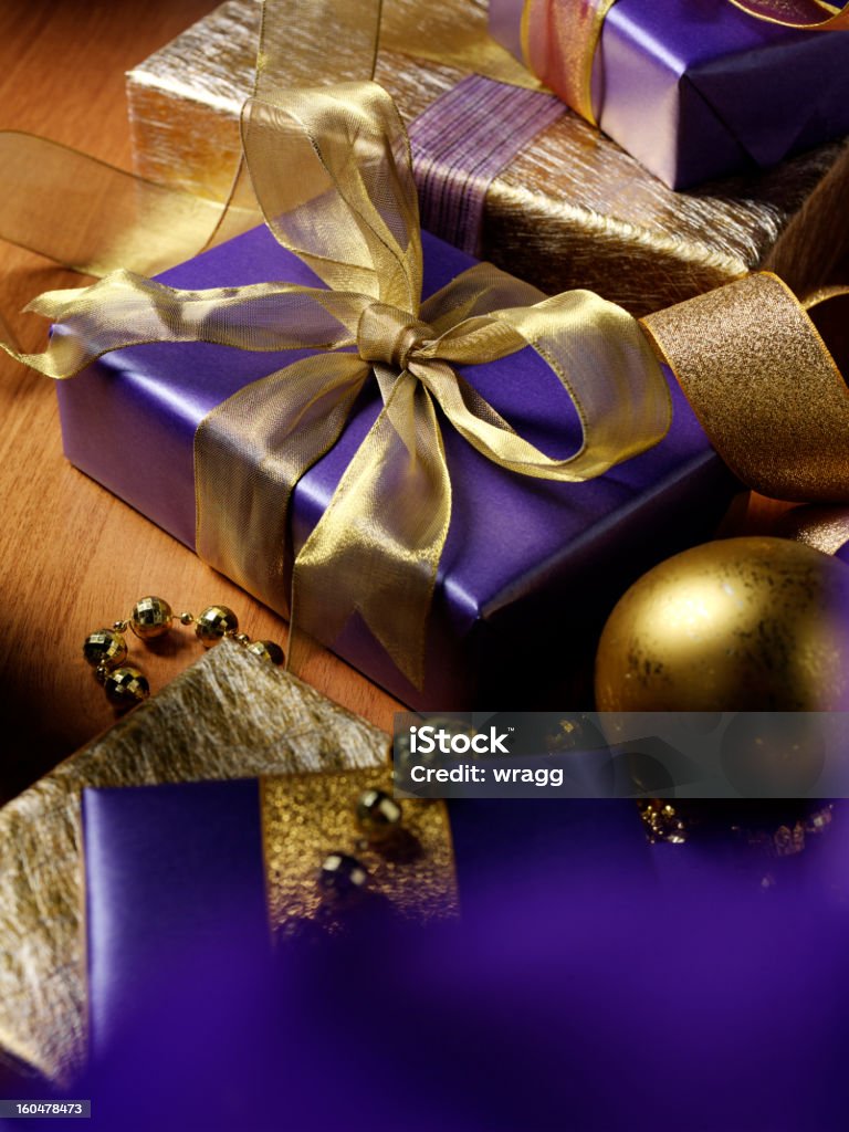 Фиолетовый Рождество подарки - Стоковые фото Ёлочные игрушки роялти-фри