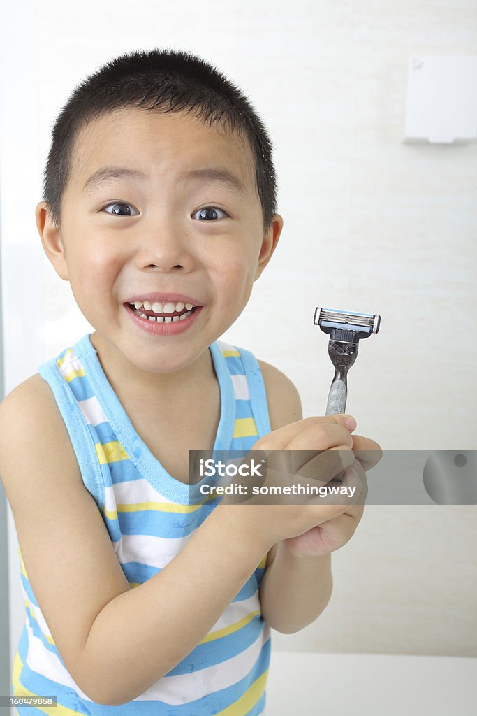 Petit garçon est jouant raser dans la salle de bains. - Photo de 4-5 ans libre de droits