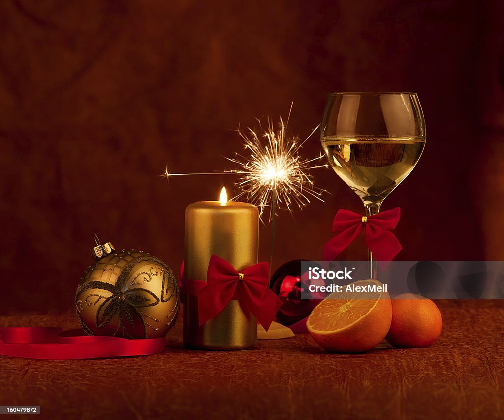 Glas con champagne e palle di Capodanno burning candle - Foto stock royalty-free di Amore